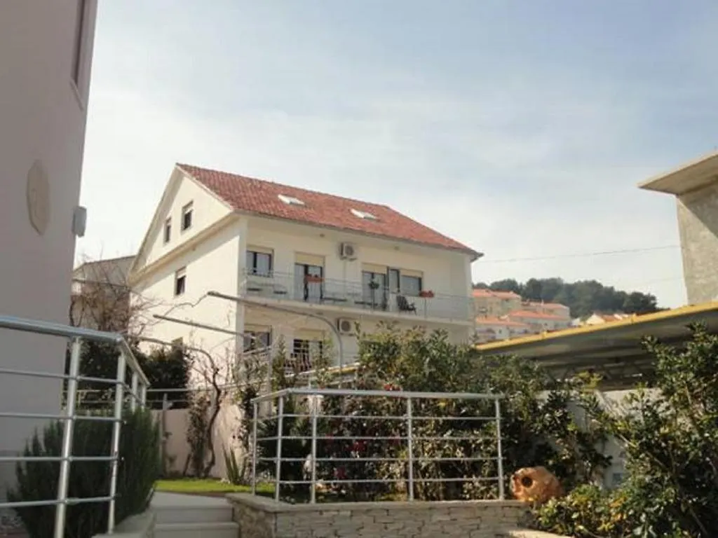Apartments Simun - 15M From Beach 特罗吉尔