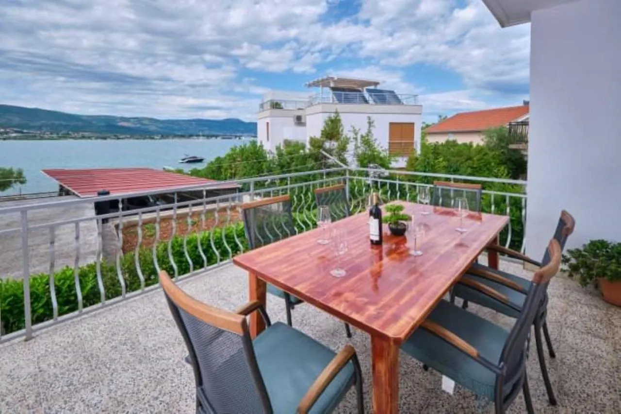Apartments Simun - 15M From Beach Trogir 0*,